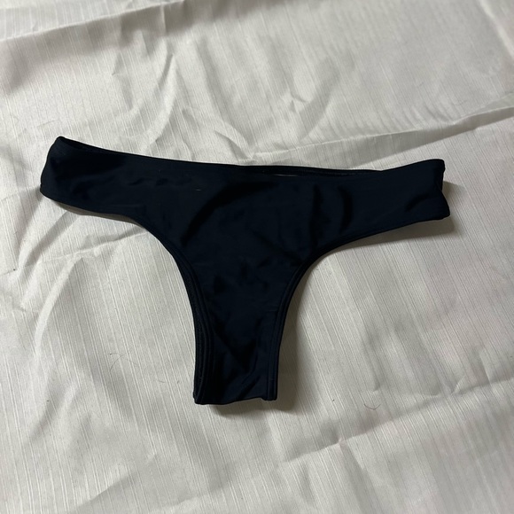 BRAND NEW NEVER WORN HOLLISTER BIKINI BOTTOMS - Picture 2 of 2